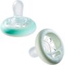 Tommee Tippee Ciuccio Che Simula il Seno Materno Night, Texture Simile Alla Pelle, Design Ortodontico Simmetrico, Include Recipiente per Sterilizzare, 0-6 Mesi, Confezione da 2