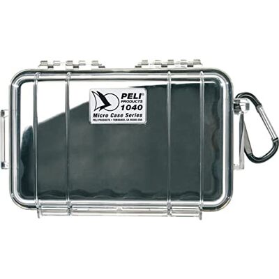 PELI 1040 Scatola a tenuta stagna antiurto per proteggere smartphone e piccoli oggetti personali, IP67 Impermeabile e a prova di polvere, Capacità di 0,7L, Prodotto in USA, Colore Trasparente/Nero PELI 1040 Scatola a tenuta stagna antiurto per proteggere smartphone e piccoli oggetti personali, IP67 Impermeabile e a prova di polvere, Capacità di 0,7L, Prodotto in USA, Colore Trasparente/Nero