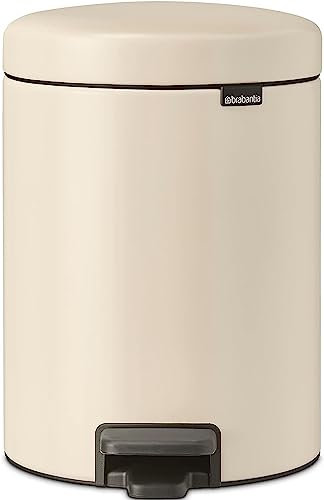 Brabantia NewIcon Pattumiera a Pedale 5L Piccolo Cestino per Bagno Coperchio con Chiusura Soft-Touch Funzionamento Agevole a Pedale Secchio Interno Rimovibile Soft Beige 21 x 27 x 29 cm