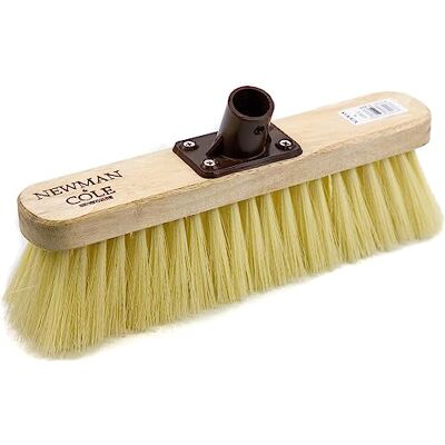 Newman and Cole Testa di scopa in legno con setole sintetiche morbide di ricambio per scopa da cucina, per interni con setole morbide, con staffa di fissaggio in plastica Newman and Cole Testa di scopa in legno con setole sintetiche morbide di ricambio per scopa da cucina, per interni con setole morbide, con staffa di fissaggio in plastica