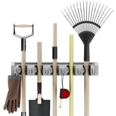 Stalwart Organizzatore da parete con fessure regolabili e ganci – Attrezzo da parete e supporto per scopa – Organizzazione e stoccaggio per la cucina e il garage Stalwart Organizzatore da parete con fessure regolabili e ganci – Attrezzo da parete e supporto per scopa – Organizzazione e stoccaggio per la cucina e il garage
