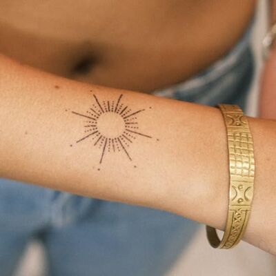 Inkster Artful Sun Tatuaggio Temporaneo con Certificazione Cosmetica UE L'Originale Resistente all'Acqua + Vegano Tatuaggio Rivoluzionario di 2 Settimane Tattoo Inkster Artful Sun Tatuaggio Temporaneo con Certificazione Cosmetica UE L'Originale Resistente all'Acqua + Vegano Tatuaggio Rivoluzionario di 2 Settimane Tattoo