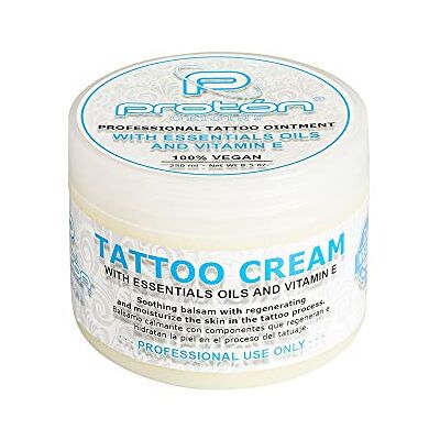 PROTON Origins Tattoo Cream 250 ml / 8,5 oz Butter per tatuaggi, crema per il processo di tatuaggio. PROTON Origins Tattoo Cream 250 ml / 8,5 oz Butter per tatuaggi, crema per il processo di tatuaggio.
