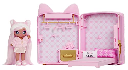 Na! Na! Na! Surprise 3-in-1 Zaino Camera da Letto con Bambola alla Moda REENA DE LA ROSA Include zainetto color rosa con orecchie di gatto, armadio con cuscini e coperta Età: 5+ anni