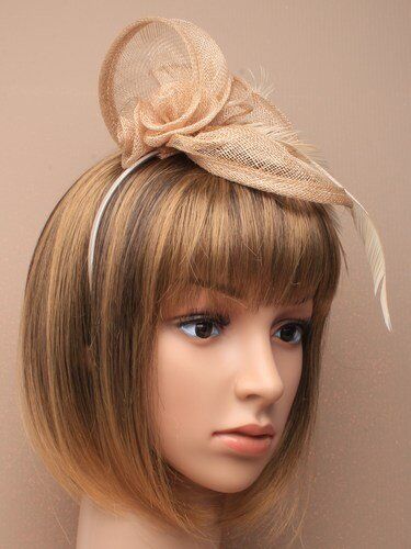 Chichi Nude Sand Sinamay Curled Rose Fascinator Piume su aliceband Wedding Gare