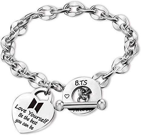 SOSAYI BTS Bracciale In Acciaio Inossidabile, Bracciale Unisex Bangtan Boys, Bracciali Con Ciondolo A Cuore Kpop Con 1 Adesivo 3d BTS E 2 Tesserini Fotografici BTS, Regalo Articolo Fan BTS Per L'esercito