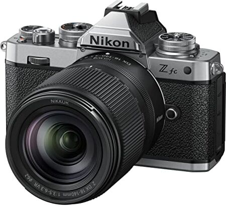 Nikon Z fc + Z DX 18-140VR + Lexar SD 64 GB 800x Pro Fotocamera Mirrorless, CMOS DX da 20.9 MP, Mirino Elettronico (EVF), LCD 3.2" Touch, Video 4K, Nero [Nital Card: 4 Anni di Garanzia]