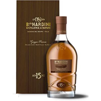 Nardini Grappa Riserva 15 anni in elegante confezione di legno Nardini Grappa Riserva 15 anni in elegante confezione di legno