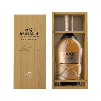 Nardini Selezione "Grappa Riserva 7 anni" in ast. legno 70 cl 45% vol. Nardini Selezione "Grappa Riserva 7 anni" in ast. legno 70 cl 45% vol.