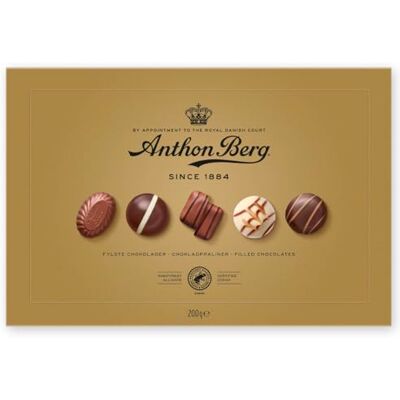 Anthon Berg – 18 Cioccolatini Ripieni Gourmet con Cacao Certificato Rainforest Alliance, Scatola Regalo da 200g, Qualità Danese dal 1884 Anthon Berg – 18 Cioccolatini Ripieni Gourmet con Cacao Certificato Rainforest Alliance, Scatola Regalo da 200g, Qualità Danese dal 1884