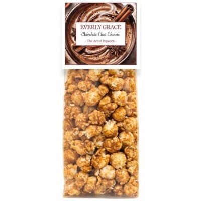 Everly Grace Popcorn – Chocolate Chai Charme, 100 g – Bustine di popcorn con estratto di cioccolato e spezie chai dalla nostra manifattura di Augusta, Germania Everly Grace Popcorn – Chocolate Chai Charme, 100 g – Bustine di popcorn con estratto di cioccolato e spezie chai dalla nostra manifattura di Augusta, Germania