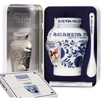 Fabbri 1905 Cofanetto Regalo in latta Vaso Amarena 600g + Cucchiaino di ceramica decorata + Libro di ricette Fabbri 1905 Cofanetto Regalo in latta Vaso Amarena 600g + Cucchiaino di ceramica decorata + Libro di ricette