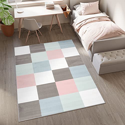 TAPISO Baby Tappeto Gioco Bambini Sala Giochi Cameretta Bambini Ragazzi Camera Morbido Motivo Geometrico Quadrati a Scacchi Multicolore Grigio Rosa Blu Pelo Corto 80 x 150 cm