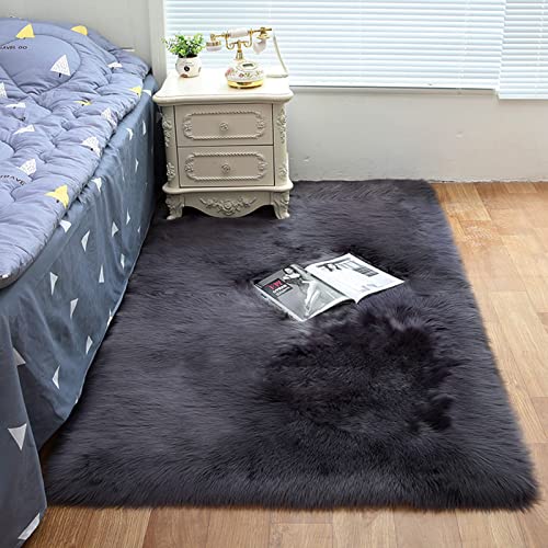 ZFHTAO Tappeto in pelliccia di agnello di pecora, sintetico, super morbido, tappeto per camera da letto, carpette morbide, personalizzabile – grigio scuro, 90 x 110 cm