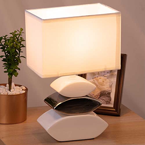 BAKAJI Lampada da tavolo Base a 3 Pietre in Ceramica Paralume in Tessuto Lume Comodino Camera da Letto Luce Lampadina E14 Max 40W Abatjour Design Moderno Dimensioni 19 x 12 x 31 cm (Bianco/Silver)