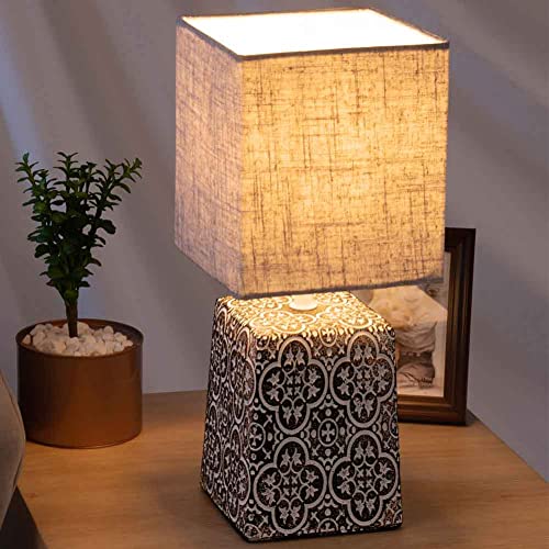 BAKAJI Lampada da tavolo Base a cubo Decorata in Ceramica Paralume in Tessuto Tortora Lume Comodino Camera da Letto Luce Lampadina E27 Max 40W Abatjour Design Moderno Dimensioni 35 x 15 cm