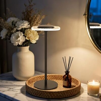 Aigostar Lampada da Tavolo Senza Fili, Touch Dimmerabile Lampada da Comodino con RGB + Bianco Caldo 3000K, Lampada Ambientale Ricaricabile USB per Camera da Letto, Ristorante (Quadrata) Aigostar Lampada da Tavolo Senza Fili, Touch Dimmerabile Lampada da Comodino con RGB + Bianco Caldo 3000K, Lampada Ambientale Ricaricabile USB per Camera da Letto, Ristorante (Quadrata)