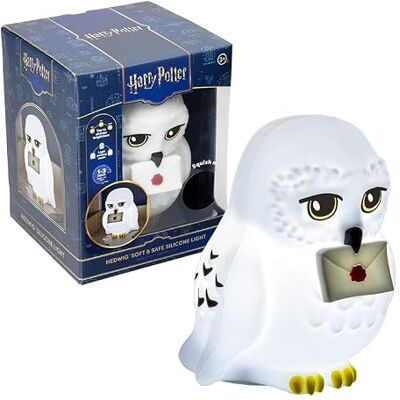 Paladone Luce ricaricabile SquishyGlo Edvige, Con licenza ufficiale Luce in silicone morbido • 3 livelli di luminosità • timer automatico di spegnimento • USB ricaricabile • Regalo Harry Potter Paladone Luce ricaricabile SquishyGlo Edvige, Con licenza ufficiale Luce in silicone morbido • 3 livelli di luminosità • timer automatico di spegnimento • USB ricaricabile • Regalo Harry Potter