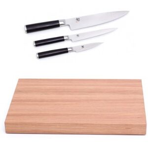 KAI Tagliere/Messer Set Tagliere in quercia chiara con piedini in gomma antiscivolo Coltello da officina lunghezza lama 9 cm, Coltello multiuso lunghezza lama 15 cm, Santoku lunghezza lama 18 cm KAI Tagliere/Messer Set Tagliere in quercia chiara con piedini in gomma antiscivolo Coltello da officina lunghezza lama 9 cm, Coltello multiuso lunghezza lama 15 cm, Santoku lunghezza lama 18 cm