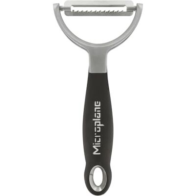 Microplane Pelapatate a Y Julienne Professionale – Lama in acciaio inox ultra affilata Per creare listarelle di verdure e frutta Design ergonomico e maneggevole Microplane Pelapatate a Y Julienne Professionale – Lama in acciaio inox ultra affilata Per creare listarelle di verdure e frutta Design ergonomico e maneggevole