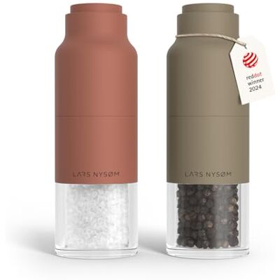 LARS NYSØM Set di Macina Sale e Pepe Set Macinasale e Macinapepe Manuale Set di Macinini per Sale e Pepe in Acciaio Inox con Macina Regolabile Macinino per Pepe e Sale Manuale Bottiglia Design LARS NYSØM Set di Macina Sale e Pepe Set Macinasale e Macinapepe Manuale Set di Macinini per Sale e Pepe in Acciaio Inox con Macina Regolabile Macinino per Pepe e Sale Manuale Bottiglia Design