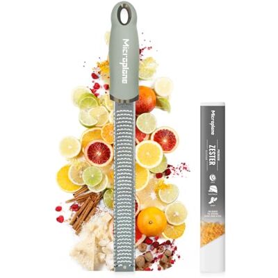 Microplane Grattugia Zester Verde Salvia Ideale per Agrumi, Formaggio a Pasta Dura, Zenzero, Cioccolato e Noce Moscata con Lama Fine Made in USA Microplane Grattugia Zester Verde Salvia Ideale per Agrumi, Formaggio a Pasta Dura, Zenzero, Cioccolato e Noce Moscata con Lama Fine Made in USA