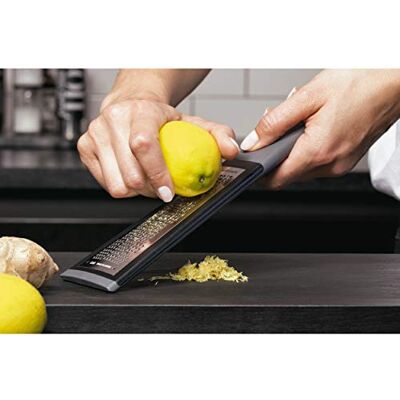 KAI Pure Komachi Ichimatsu Grattugia fine e zester grigia, lama 13,5 x 3-5 cm / manico 11 cm, con motivo a lama Ichimatsu grattugia da cucina per professionisti KAI Pure Komachi Ichimatsu Grattugia fine e zester grigia, lama 13,5 x 3-5 cm / manico 11 cm, con motivo a lama Ichimatsu grattugia da cucina per professionisti