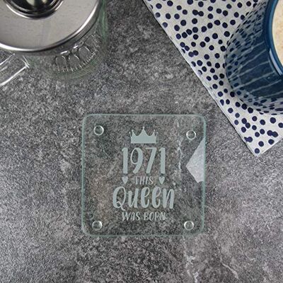 eBuyGB Sottobicchiere quadrato con incisione "This Queen was Born Design", 50esima donna, regalo di compleanno per mamma, bicchiere eBuyGB Sottobicchiere quadrato con incisione "This Queen was Born Design", 50esima donna, regalo di compleanno per mamma, bicchiere