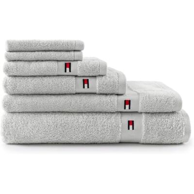 Tommy Hilfiger Asciugamano da doccia, argento, spugna boucle, 520 g/m², 100% cotone pettinato, passamaneria jacquard e ricami, morbido e assorbente, 70x140 cm Tommy Hilfiger Asciugamano da doccia, argento, spugna boucle, 520 g/m², 100% cotone pettinato, passamaneria jacquard e ricami, morbido e assorbente, 70x140 cm