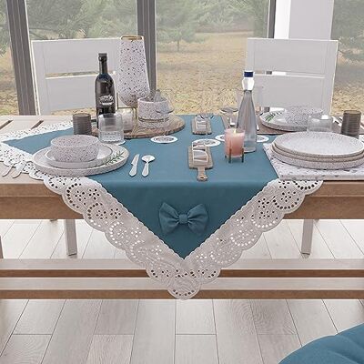 PETTI Artigiani Italiani Centrotavola Elegante di Cotone per Tavolo Cucina, Soggiorno Sala da Pranzo, Centro Tavola in Tinta Unita con Balza in Pizzo Sangallo e Fiocchi, Avion 95x95 cm PETTI Artigiani Italiani Centrotavola Elegante di Cotone per Tavolo Cucina, Soggiorno Sala da Pranzo, Centro Tavola in Tinta Unita con Balza in Pizzo Sangallo e Fiocchi, Avion 95x95 cm