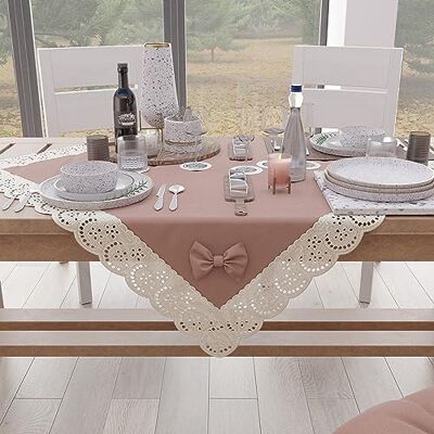 PETTI Artigiani Italiani Centrotavola Elegante di Cotone per Tavolo Cucina, Soggiorno Sala da Pranzo, Centro Tavola in Tinta Unita con Balza in Pizzo Sangallo e Fiocchi, Cipria 95x95 cm PETTI Artigiani Italiani Centrotavola Elegante di Cotone per Tavolo Cucina, Soggiorno Sala da Pranzo, Centro Tavola in Tinta Unita con Balza in Pizzo Sangallo e Fiocchi, Cipria 95x95 cm