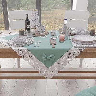 PETTI Artigiani Italiani Centrotavola Elegante di Cotone per Tavolo Cucina, Soggiorno Sala da Pranzo, Centro Tavola in Tinta Unita con Balza in Pizzo Sangallo e Fiocchi, Aqua 95x95 cm PETTI Artigiani Italiani Centrotavola Elegante di Cotone per Tavolo Cucina, Soggiorno Sala da Pranzo, Centro Tavola in Tinta Unita con Balza in Pizzo Sangallo e Fiocchi, Aqua 95x95 cm