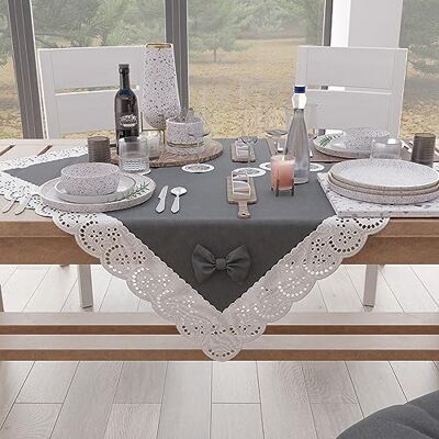 PETTI Artigiani Italiani Centrotavola Elegante di Cotone per Tavolo Cucina, Soggiorno Sala da Pranzo, Centro Tavola in Tinta Unita con Balza in Pizzo Sangallo e Fiocchi, Grigio Scuro 95x95 cm PETTI Artigiani Italiani Centrotavola Elegante di Cotone per Tavolo Cucina, Soggiorno Sala da Pranzo, Centro Tavola in Tinta Unita con Balza in Pizzo Sangallo e Fiocchi, Grigio Scuro 95x95 cm