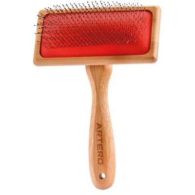 ARTERO Juliet cardatore per cani e gatti punta lunga protetta taglia M Spazzola slicker per pelle sensibile, per pelo lungo e nodi, punte fini e flessibili, testina 11 x 6 cm, manico in bambù ARTERO Juliet cardatore per cani e gatti punta lunga protetta taglia M Spazzola slicker per pelle sensibile, per pelo lungo e nodi, punte fini e flessibili, testina 11 x 6 cm, manico in bambù