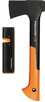 Fiskars Set Ascia, Ascia Universale con Fodero per la Lama e il Trasporto, 35.5 cm, Rivestimento Antiaderente, X7-XS, 640 g; Affilalama per Asce e Coltelli con Mola in Ceramica, Xsharp,