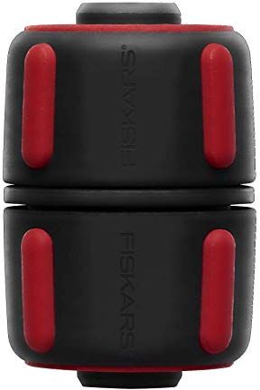 Fiskars Raccordo Tubo, Con Inserti SoftGrip e Sistema di Codifica a Colori, Misura Universale, Ø 1,9 cm (3/4''), 80 g, Nero/Rosso,