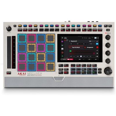 Akai MPC Live III Retro Centro di Produzione Musicale Portatile Standalone con Pads MPCe, Sequencer, Touchscreen, Microfono, Monitor Stereo, Interfaccia Audio, Wi-Fi, Bluetooth, Batteria Akai MPC Live III Retro Centro di Produzione Musicale Portatile Standalone con Pads MPCe, Sequencer, Touchscreen, Microfono, Monitor Stereo, Interfaccia Audio, Wi-Fi, Bluetooth, Batteria