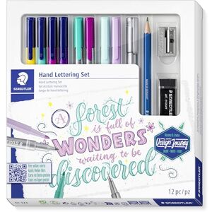 Staedtler Set di lettering manuale con 4 triplus color, 2 triplus fineliner, 2 triplus textsurfer, 1 penna metallizzata, 1 matita da disegno, 1 temperino, 1 gomma, 61 323 Staedtler Set di lettering manuale con 4 triplus color, 2 triplus fineliner, 2 triplus textsurfer, 1 penna metallizzata, 1 matita da disegno, 1 temperino, 1 gomma, 61 323