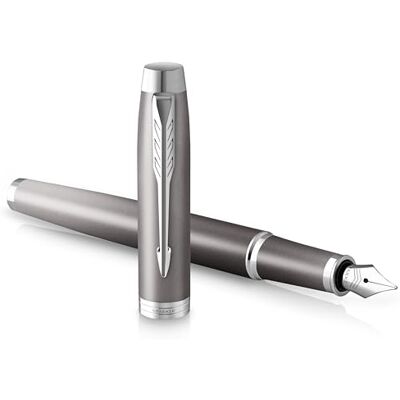 Parker Penna stilografica IM Writing Rituals, finitura grigia con sfumatura, puntale cromato, punta fine, inchiostro blu, confezione regalo Parker Penna stilografica IM Writing Rituals, finitura grigia con sfumatura, puntale cromato, punta fine, inchiostro blu, confezione regalo