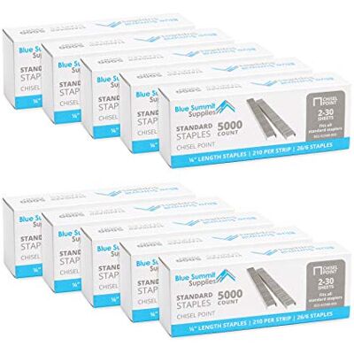 Blue Summit Supplies 50.000 graffette – Lunghezza 1/4", 210 per striscia, punta a scalpello senza inceppamento, 10 scatole da 5.000, adatta per cucitrici standard Blue Summit Supplies 50.000 graffette – Lunghezza 1/4", 210 per striscia, punta a scalpello senza inceppamento, 10 scatole da 5.000, adatta per cucitrici standard