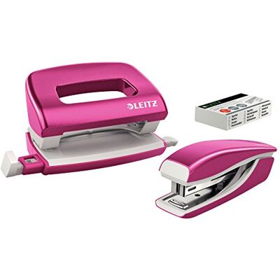 Leitz Set con Mini Cucitrice e Perforatore, Capacità fino a 10 Fogli, Include Punti, Gamma WOW, Rosa Leitz Set con Mini Cucitrice e Perforatore, Capacità fino a 10 Fogli, Include Punti, Gamma WOW, Rosa