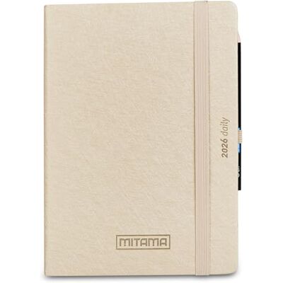Mitama Agenda Giornaliera 2026 Champagne-beige 15x21 cm, copertina rigida, carta FSC, chiusura elastico, matita inclusa Mitama Agenda Giornaliera 2026 Champagne-beige 15x21 cm, copertina rigida, carta FSC, chiusura elastico, matita inclusa