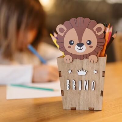 WONDEE Portapenne in Legno Personalizzato con Nome, Organizer da Scrivania con Leone per Bambini, Regali di Compleanno per la Scuola per Bambini, Accessori da Scrivania per Ragazzi e Ragazze WONDEE Portapenne in Legno Personalizzato con Nome, Organizer da Scrivania con Leone per Bambini, Regali di Compleanno per la Scuola per Bambini, Accessori da Scrivania per Ragazzi e Ragazze