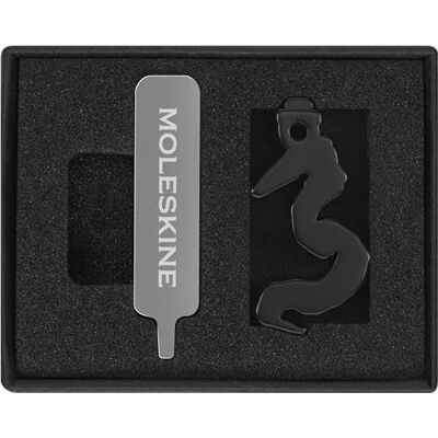 Moleskine Pin Anno del Drago, Charm Drago per Personalizzare Diari e Quaderni, Digno del Capodanno Lunare di Ahn Sang Soo, Collezione Asiatica 2024 Moleskine Pin Anno del Drago, Charm Drago per Personalizzare Diari e Quaderni, Digno del Capodanno Lunare di Ahn Sang Soo, Collezione Asiatica 2024