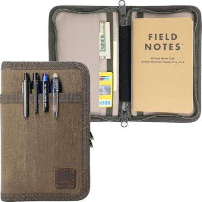 diodrio Field Notes Copertina per taccuino tascabile da 3,3 x 5,5 cm, con portapenne, copertura impermeabile con cerniera per diario da 9,9 x 14,9 cm, tela cerata, verde oliva. diodrio Field Notes Copertina per taccuino tascabile da 3,3 x 5,5 cm, con portapenne, copertura impermeabile con cerniera per diario da 9,9 x 14,9 cm, tela cerata, verde oliva.