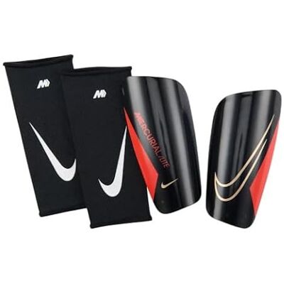 Nike NK MERC LITE FA22 Protezioni per le tibie di calcio maschile Black/Bright Crimson/Blur L Nike NK MERC LITE FA22 Protezioni per le tibie di calcio maschile Black/Bright Crimson/Blur L