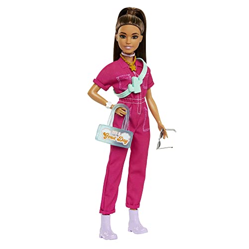 Barbie Bambola Trendy con tuta rosa e stivali bianchi, capelli castani raccolti in una coda e tanti accessori per un outfit alla moda, giocattolo per bambini, 3+ anni,