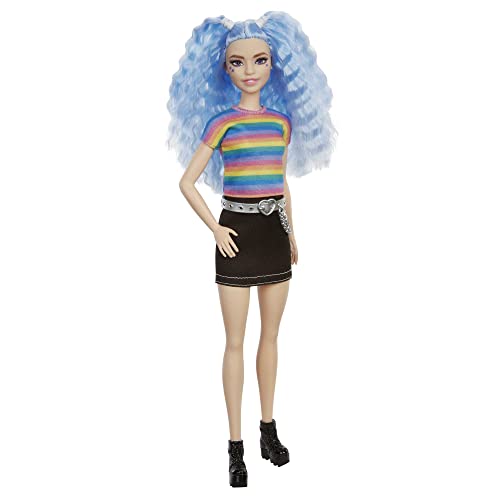 Barbie - Bambola Fashionistas con Capelli Azzurri, Maglietta Colorata e Accessori alla Moda, Giocattolo per Bambini 3+ Anni,