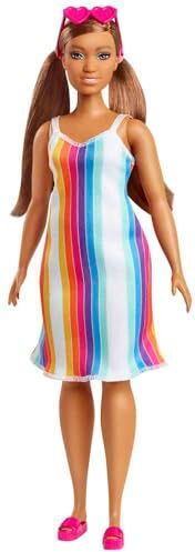 Barbie Loves the Ocean- Bambola in Plastica Riciclata Castana con Lunghi Capelli, Vestito a Righe e Accessori, Giocattolo per Bambini 3+ Anni,