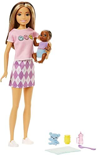 Barbie Babysitters Inc.  Bambola Skipper (capelli bicolore) con figura di bambino e 5 accessori, set da gioco Babysitters Inc